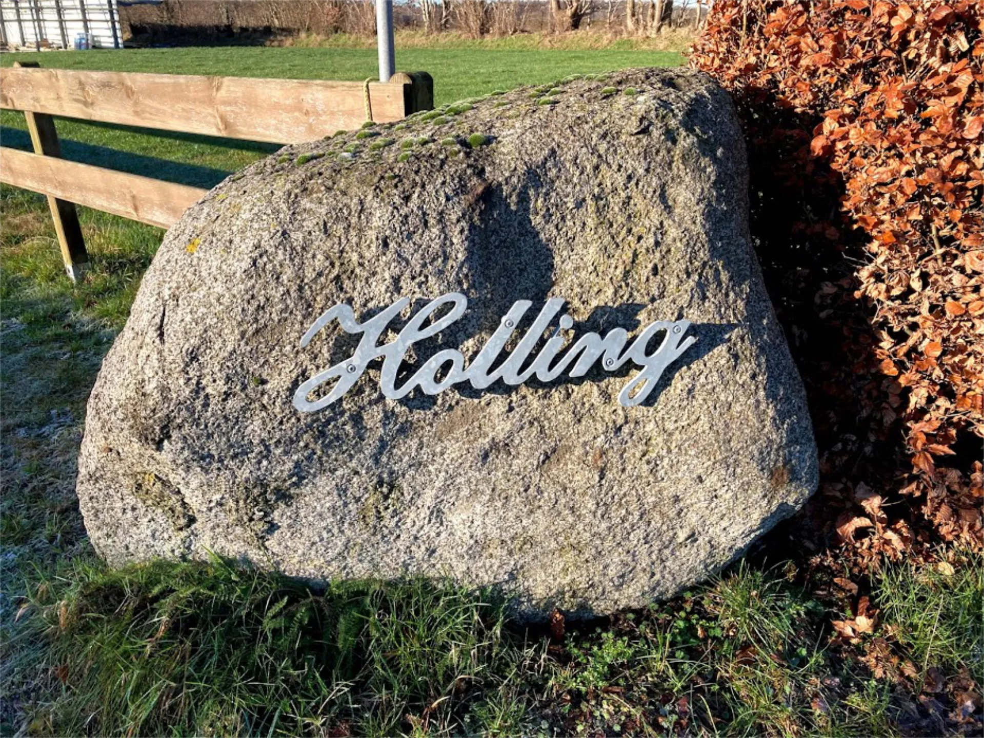 Namensschild des Hof Hollings auf einem Stein